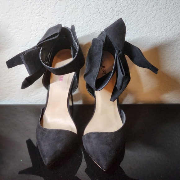 New with box worn once. Black suede high heels with bow on ankle size 10 - Picture 4 of 4